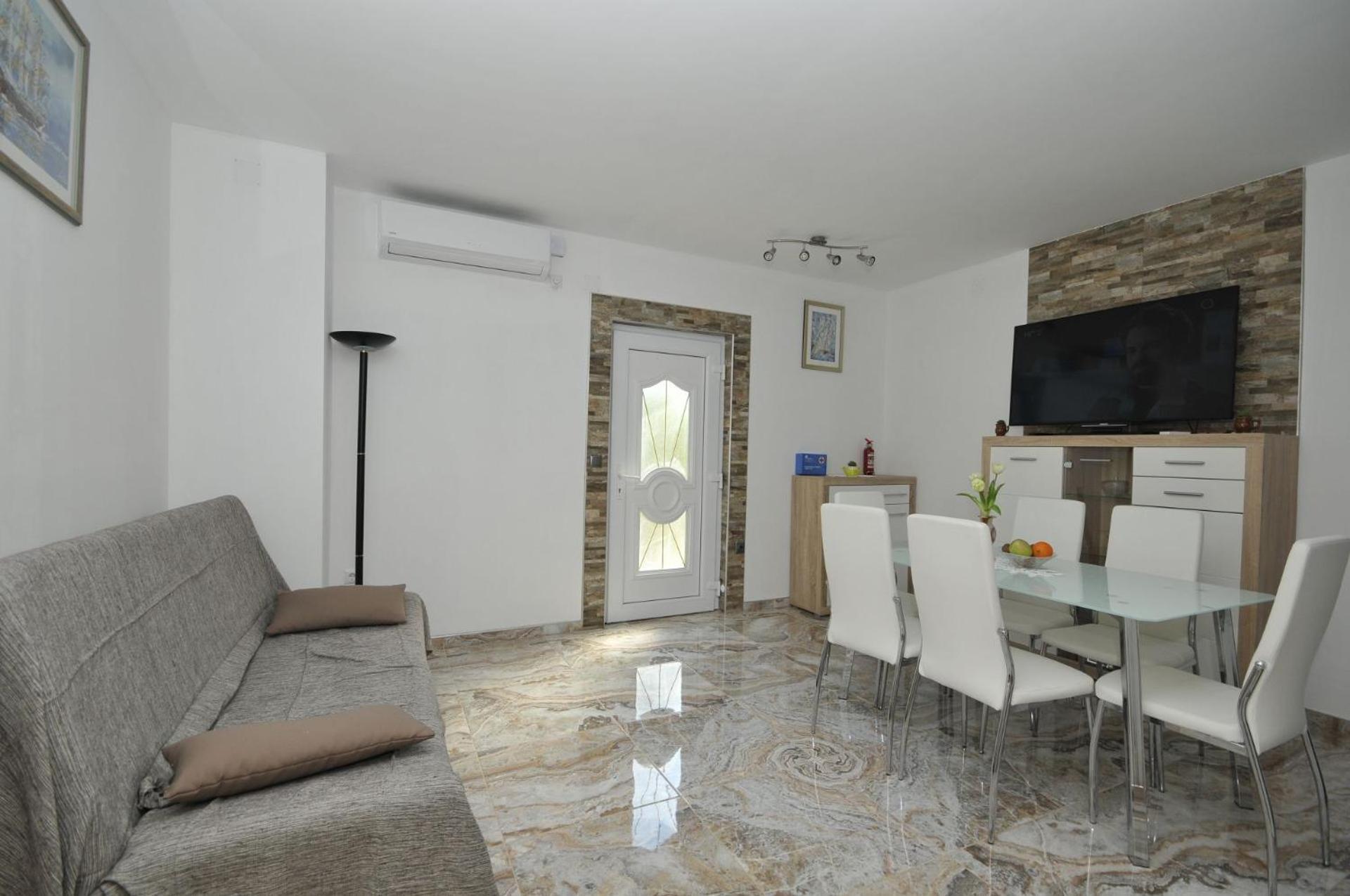 Ivica Apartment *